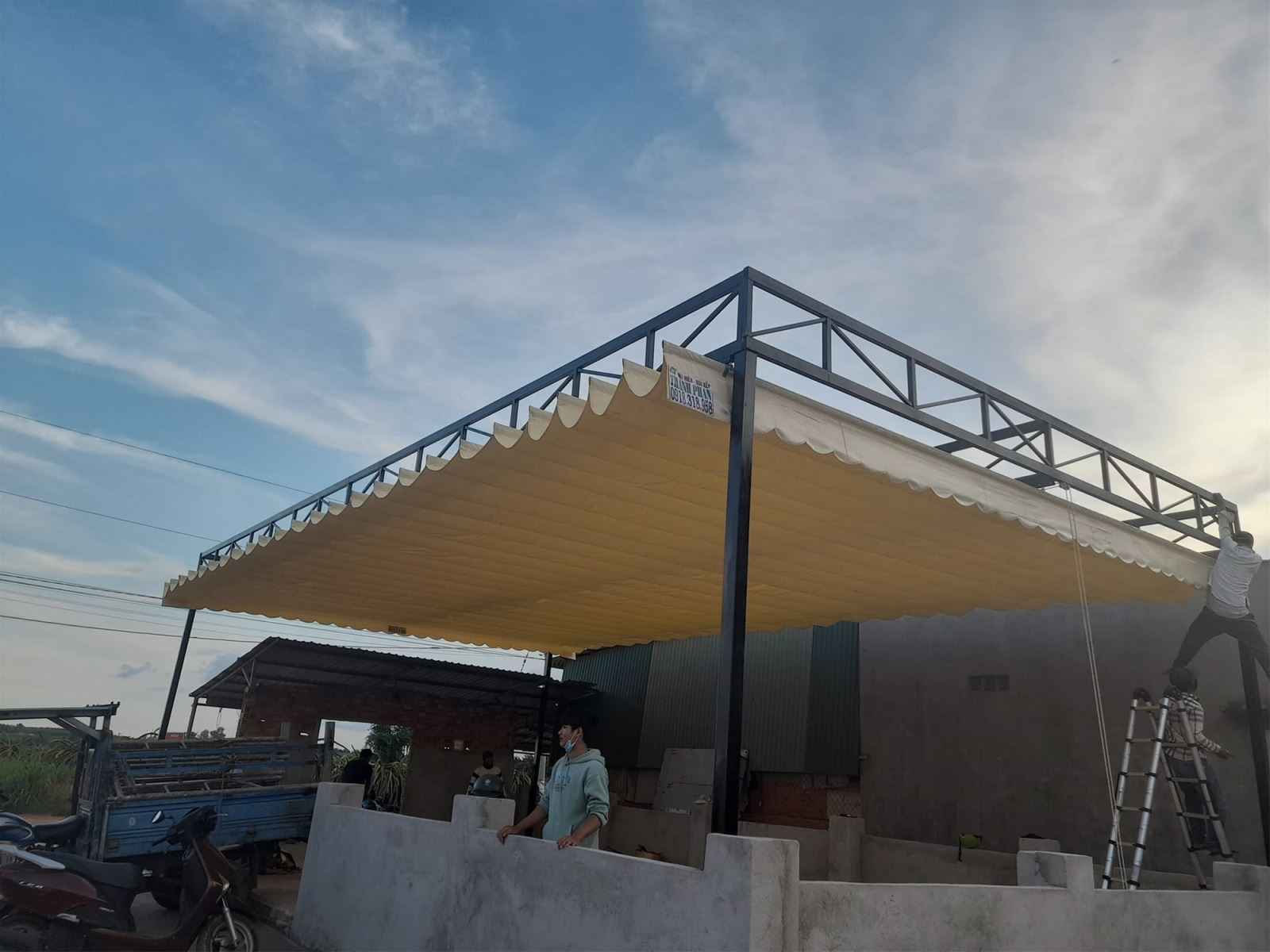 Kết cấu khung sắt chịu lực mái bạt lùa xếp lượn sóng
