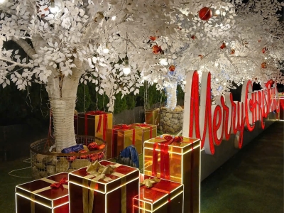 Mô Hình Hộp Quà LED Lớn và Cây Tuyết Trắng