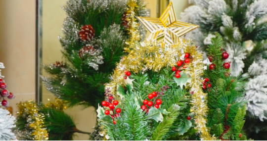 Cây thông Noel trang trí sẵn đẹp lung linh cho không gian giáng sinh