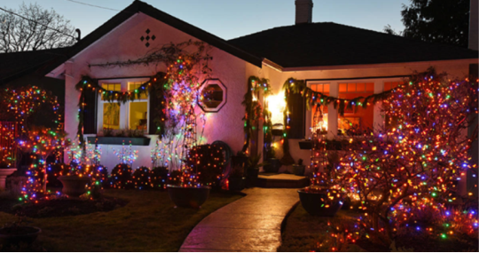 Trang trí Noel ngoài trời biệt thự – setup sang trọng với đèn trang trí Noel ngoài trời