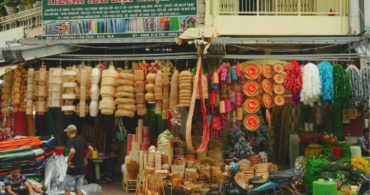 Cách chọn cây thông Noel trang trí sẵn phù hợp không gian nhỏ