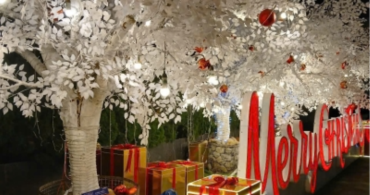 Phụ kiện trang trí cây thông Noel ngoài trời siêu lớn ấn tượng