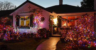Trang trí Noel ngoài trời biệt thự – setup sang trọng với đèn trang trí Noel ngoài trời